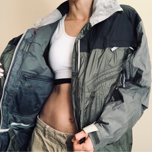 Almost brand new Burton Tactic snow jacket - Picture 4 of 15